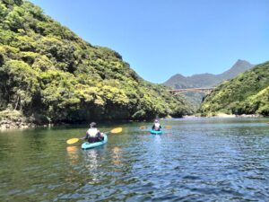 屋久島の安房川でカヤックをしている